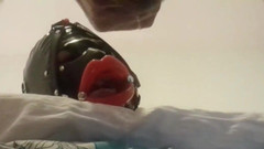 LauraOnHeels: MILF com anel mordaça lábios falsos fodidos na boca e...