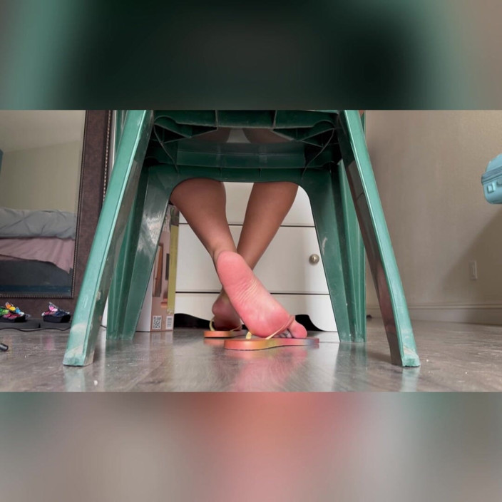 Tan feets: 의자 아래의 라틴계 여자 Tanfeets 플립플롭 티저