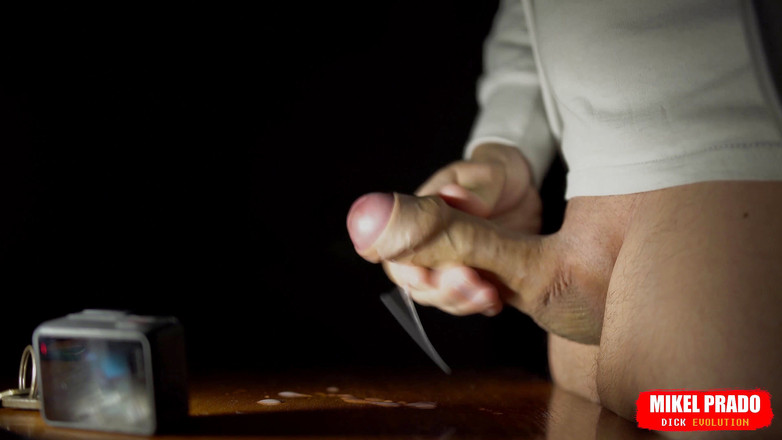 Mikel Prado: Pancutan mani di atas meja dengan banyak air mani - pancutan...