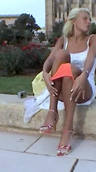 Loira pega para mostrar suas habilidades de masturbação
