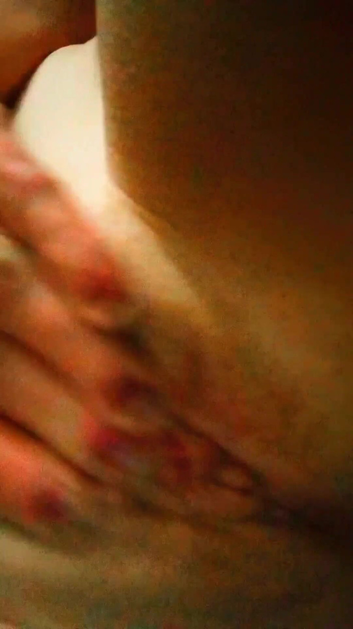 Bombstick and Trouble: Tante seksi rambut pirang lagi asik fingering memek muatannya yang...