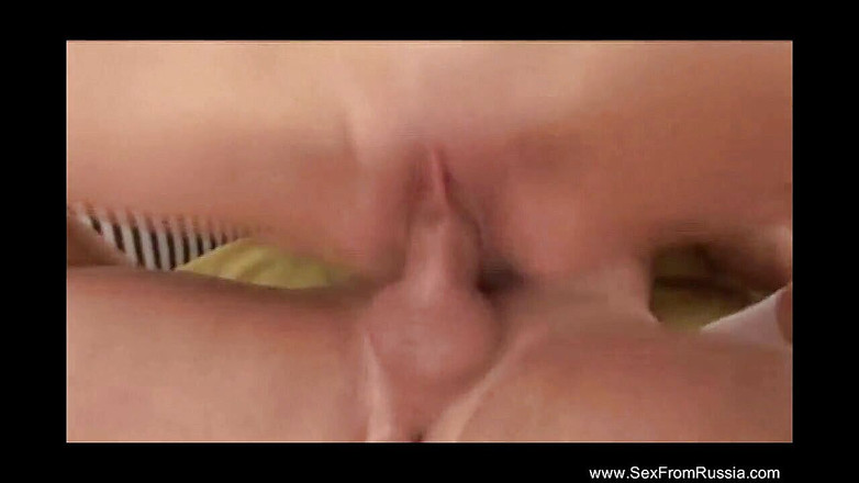 Sex From Russia: Remaja pirang disetubuhi secara anal oleh pacarnya di sofa