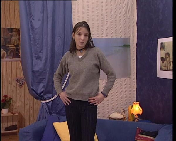 YOUR FIRST PORN: Kleine Lucy Mit Perfekten Koerper - Pequeña Lucy con clip suave...