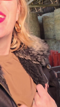 Ménage a trois in fattoria: il vicino finisce con me davanti al mio figliastro