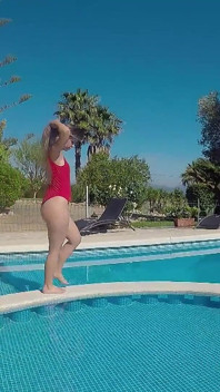 Futai cu vedere la persoana 1 la piscină