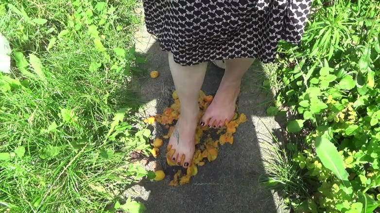 Goddess Misha Goldy: Aku akan memberimu makan dari kaki &amp; kakiku! Apricots dihancurkan di...