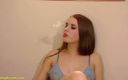 Smoking Bunnies: Une jeune fille à forte poitrine fume en lingerie sexy