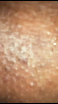 Il marito mette un giocattolo nella figa