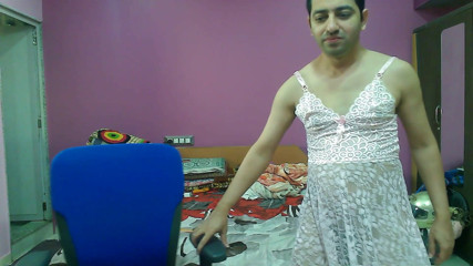 Cute & Nude Crossdresser: Drăguță travestită efeminată Dulce acadea într-o cămașă de noapte cu prințesă...