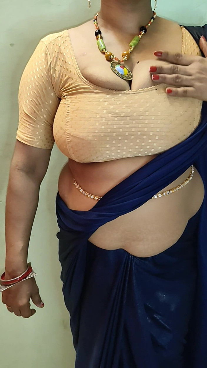 Kavita suman: India gordita grandota esposa en sari mostrar y hablar sucio