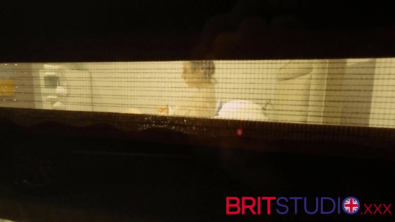Brit Studio: 이웃이 자위하는 걸 지켜봐