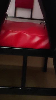 紧身衣婊子吞下你靴子中的精液
