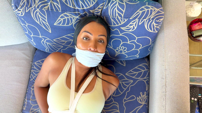 Latina Fetish: Courtney: spor salonu çantası elinde, bileklerinde ip (4k + bts)
