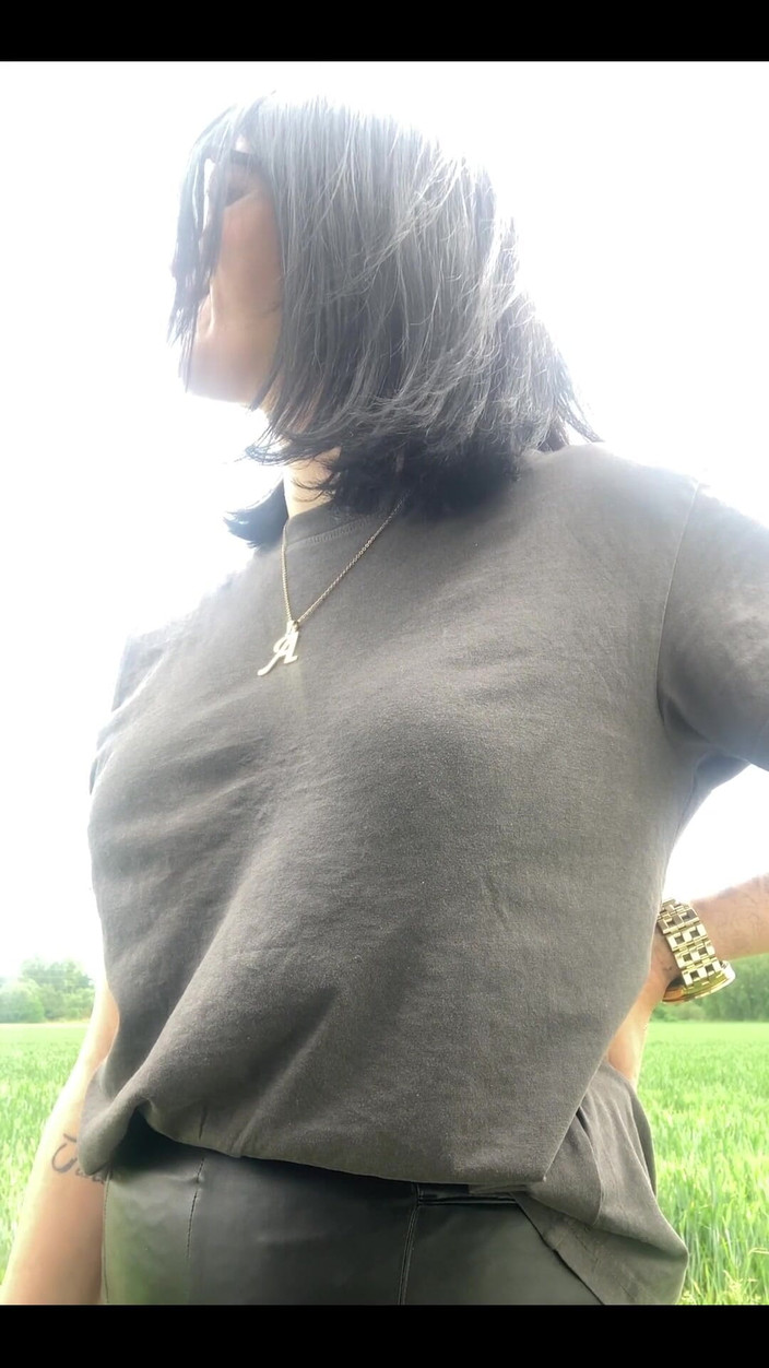 Shione Cooper: Hút thuốc trước khi quay phim trong xe tải của...