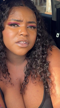 Menina negra grossa é fodida através de seu short apertado jorrando a caminho da lavagem de carros