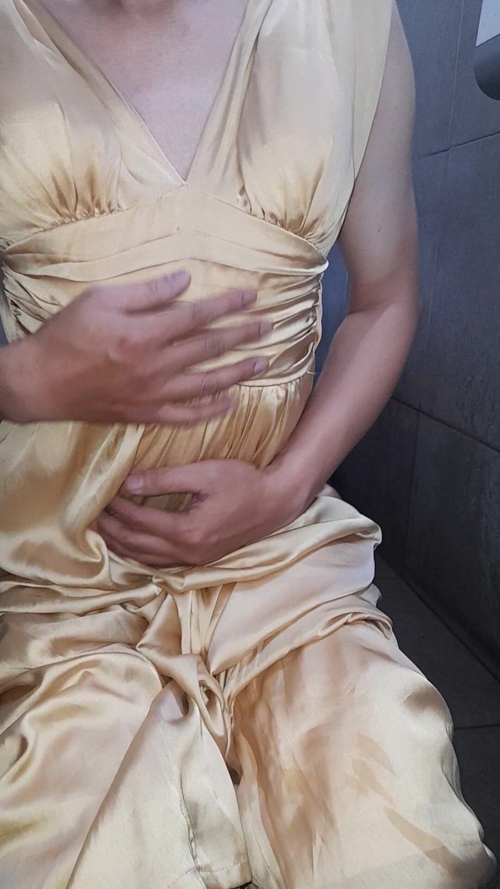 Naomisinka: Abito lungo in raso dorato masturbazione sborrata