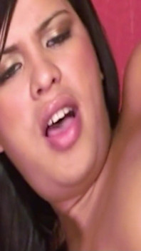 Latina Ladyboy Alessandra šuká do zadku cizinci v klubu