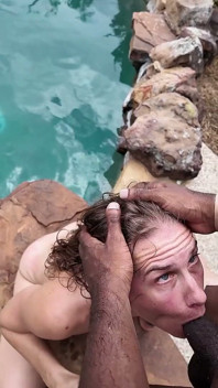 Milf & bbc junto a la piscina follan descuidada mamada, anal y acabando de salpicar