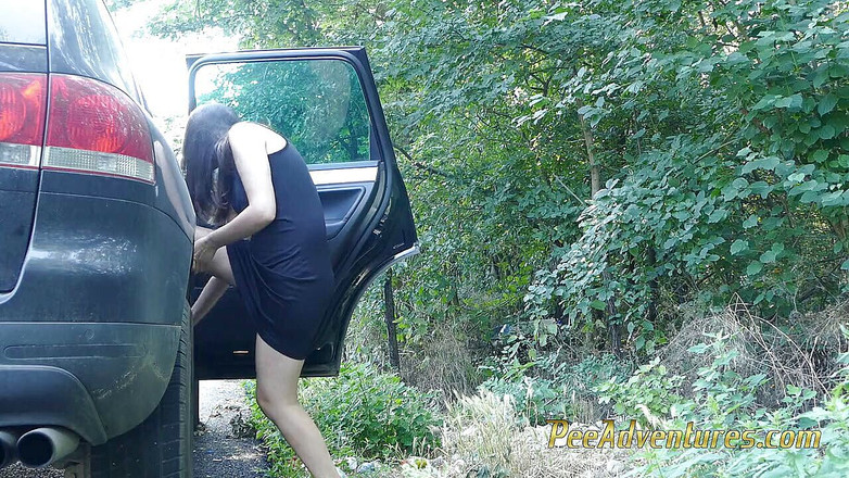 Pee Adventures: Sie ziehen ihre nassen natursektklamotten draußen um
