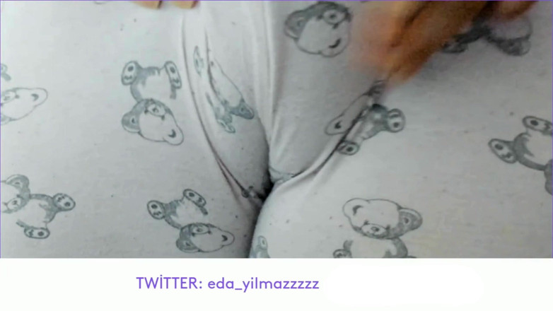 bigass_sexy_bigboobs: Cameltoe - masturbarse con pijama - frotando el coño con el pijama