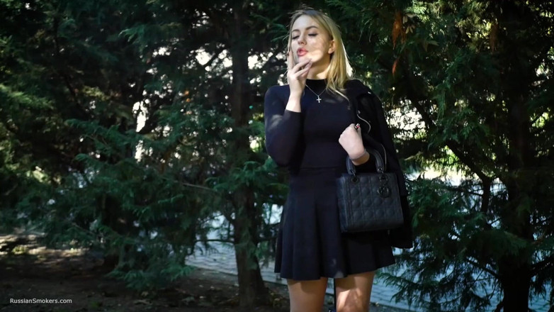 Russian Smokers: 自然の中で黒いタバコを2本吸うホットなブロンドの美女