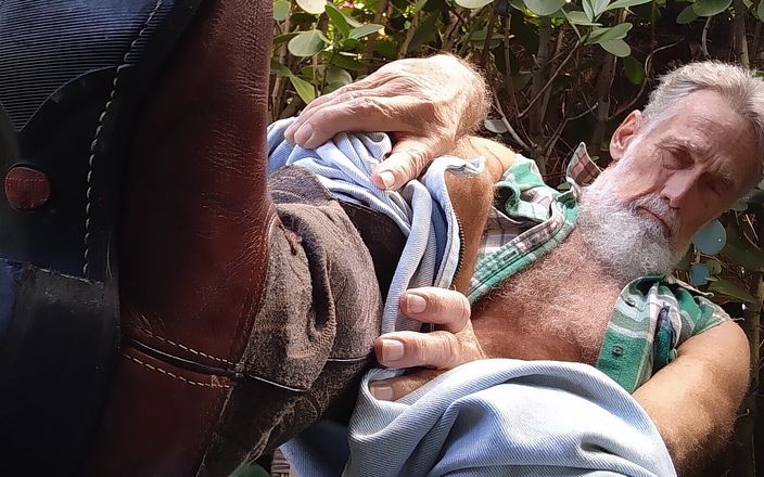 Mr hairy gardener: Poté, co farmhand dokončil čištění stánků