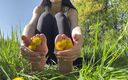 Liza Virgin: Fétichisme des pieds dans le parc sur l&amp;#039;herbe