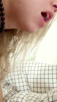 Blond chuda nastolatka masturbuje się cipką i zostaje zerżnięta w dupę przez chłopaka