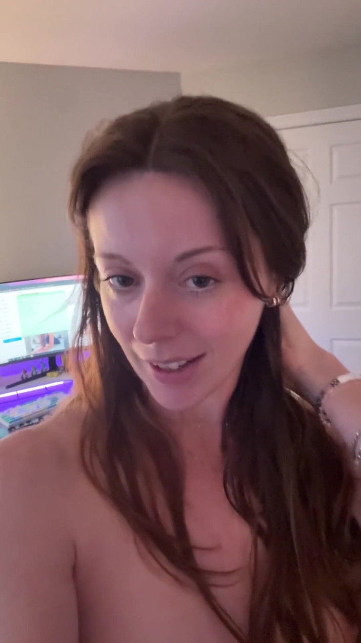 Nadia Foxx: Quando la facetiming al lavoro diventa bollente | ISTRUZIONI PER