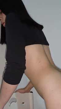 Buttocky e linda, Laura é encontrada se masturbando em sua saia vermelha sexy e bainha rosa! Receba terapia para refletir