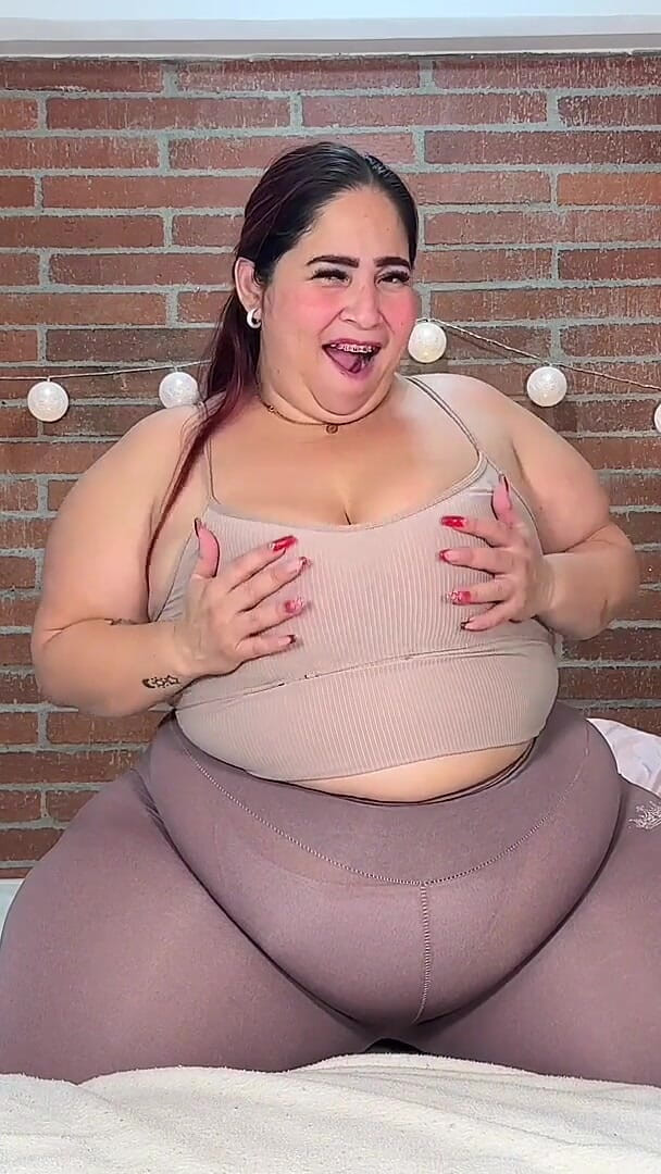 LolaPop BBW Pear: Massage on the Big Belly of a Robust Woman on...