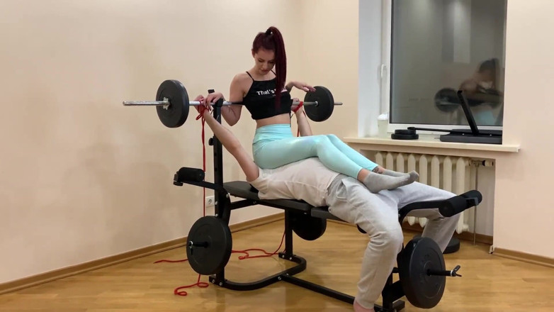 Petite Princesses Femdom: La mistress rossa Sofi in leggings blu si siede sul...