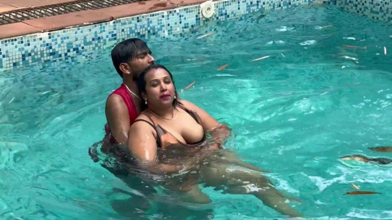 Kamasutra61: Hintli ateşli çift havuzda tam sikiş videosu viral mms klip