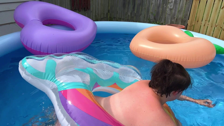 DollBabyLynn: बहुत सारे पूल ट्यूब! आउटडोर Looner Fun