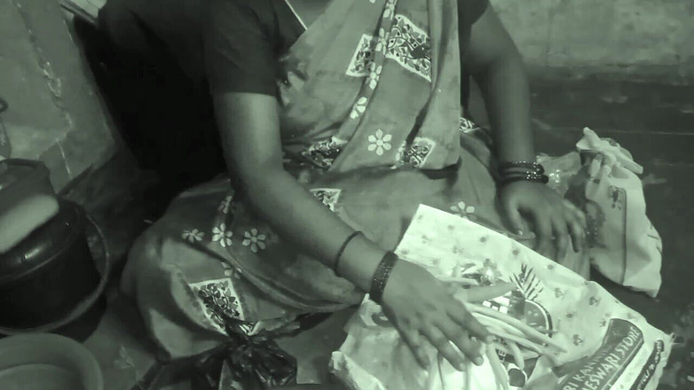 Priyanka314: 阿姨在家工作胸部压在丈夫