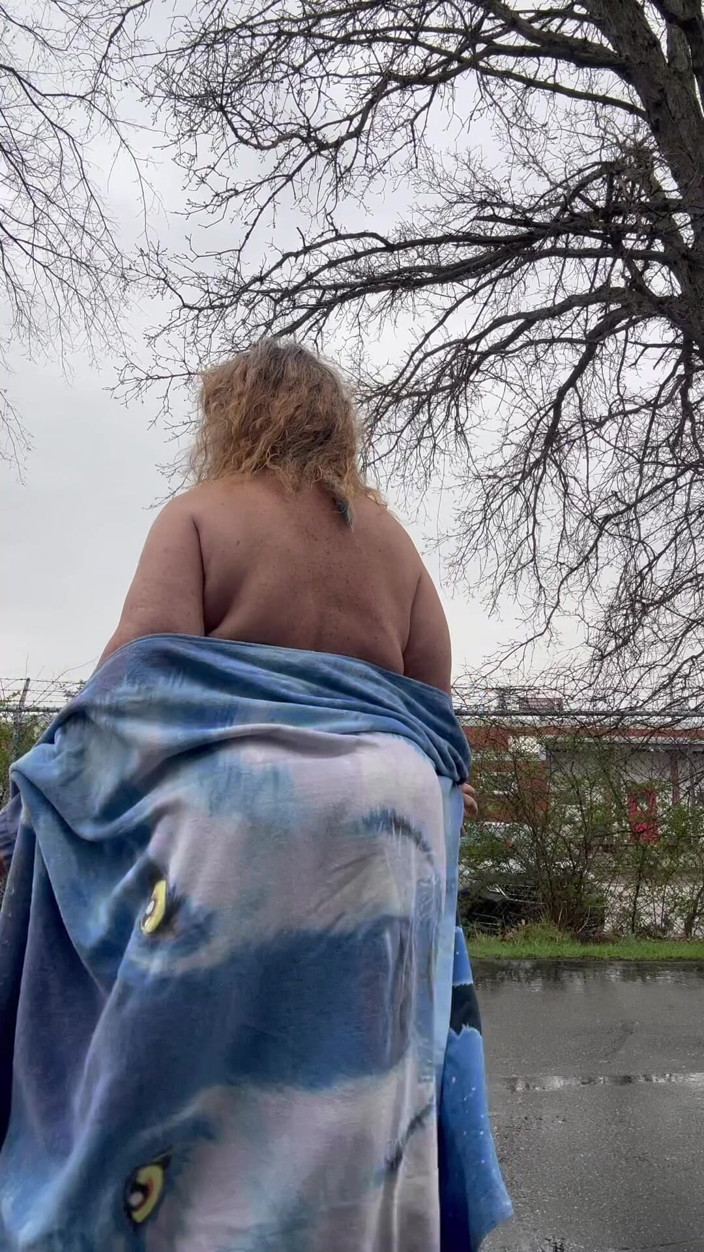 Big Ass 4 U: Prinderea picăturilor de ploaie cu țâțele mele