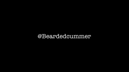 Beardedcummer: Un papa nu prend une longue pisse matinale dorée dans...