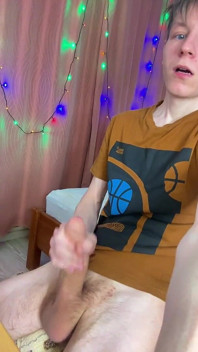 Junger student allein zu hause mit einer monster latte und viel sperma
