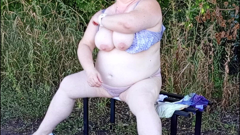 Zona901: Madrasta no parque se despindo e se masturbando em um...
