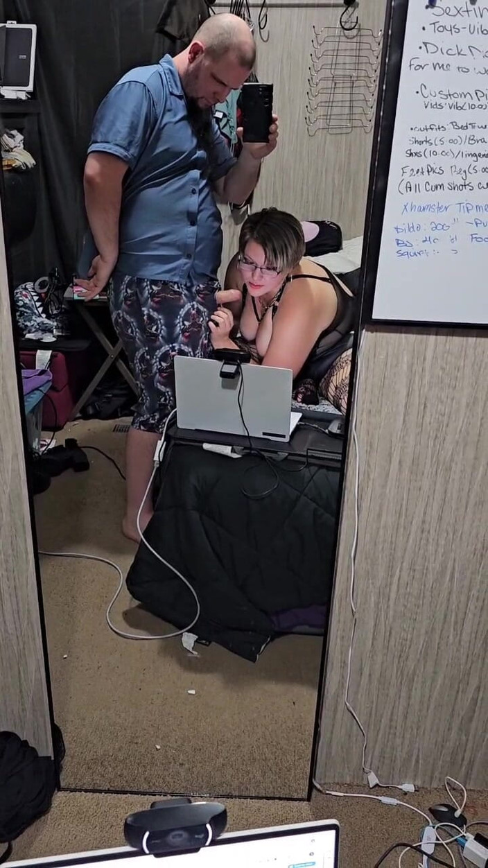 Funhousewife69: Он ходил в спальне и заставил меня пососать его член