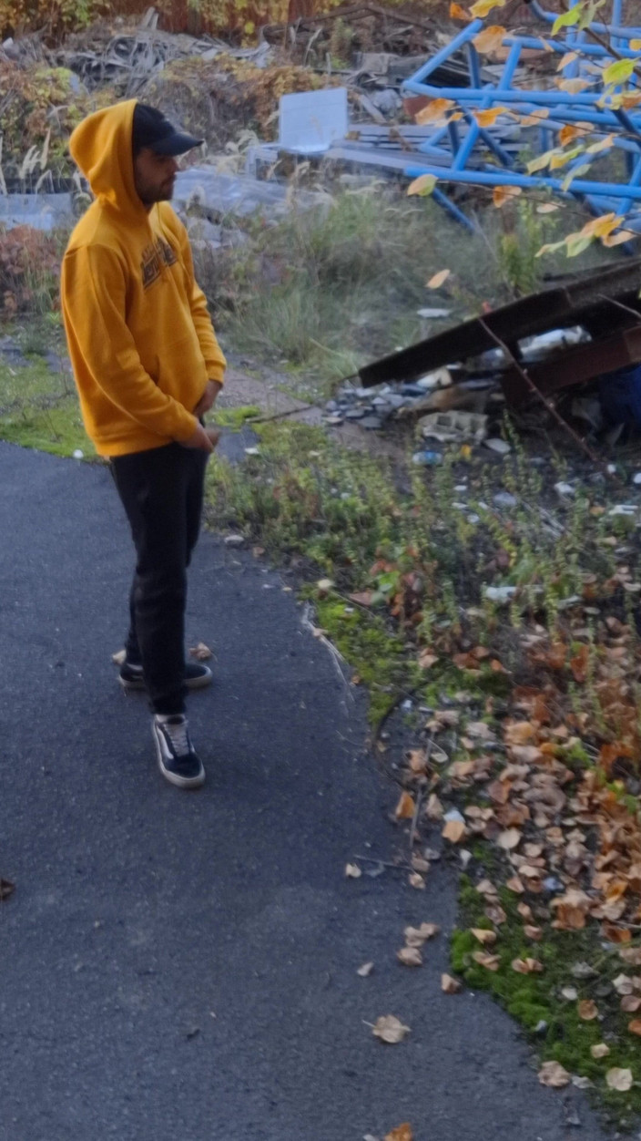 jerkofflover: 버려진 공장 야외와 홀 내부에서 자위 행위