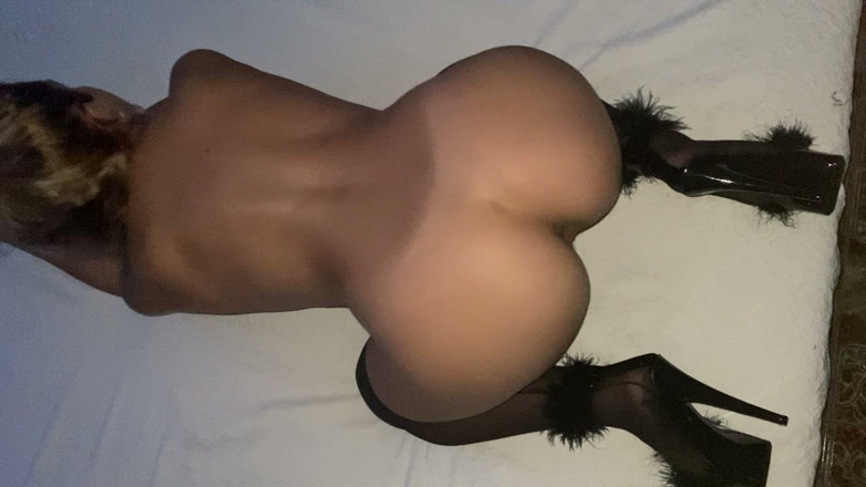 Danababe: Nude on the Bed