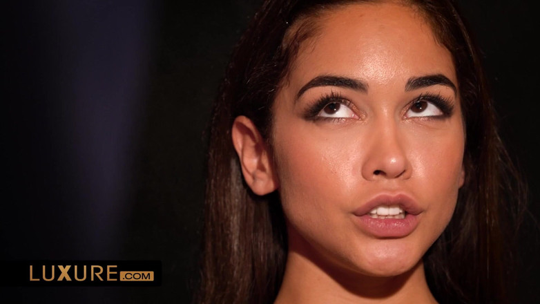 Luxure: Ginebra Bellucci submetida a 2 homens