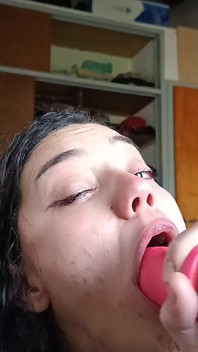 Sexy latina lutscht einen dildo, genießt es, als ist es echt