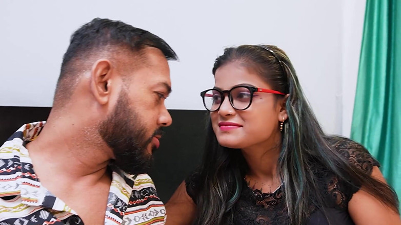 Queen star Desi: 義理の妹は彼女の義理の兄、ハードコアセックスを犯した
