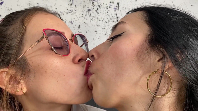 Sweetkimmi: Tesão lésbica entre um policial e uma universitária sensual