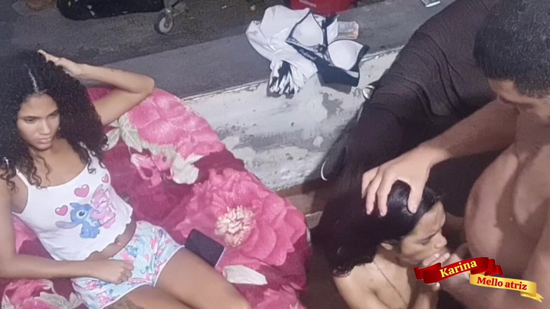 Karinamello: Starzec udaje się uprawiać seks ze swoimi dwoma pasierbicami po...