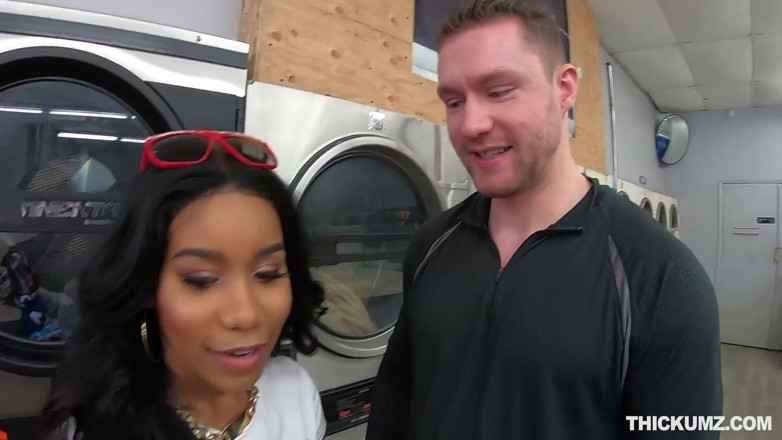 Team Skeet: Thickumz - Booty ebony fucked in the laundromat