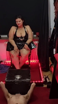 MILF Domme oplodní chvějící se zadek s kapucí
