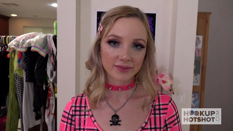 Hookup Hotshot: Симпатичную тинку Madison Mia жестко шпилят